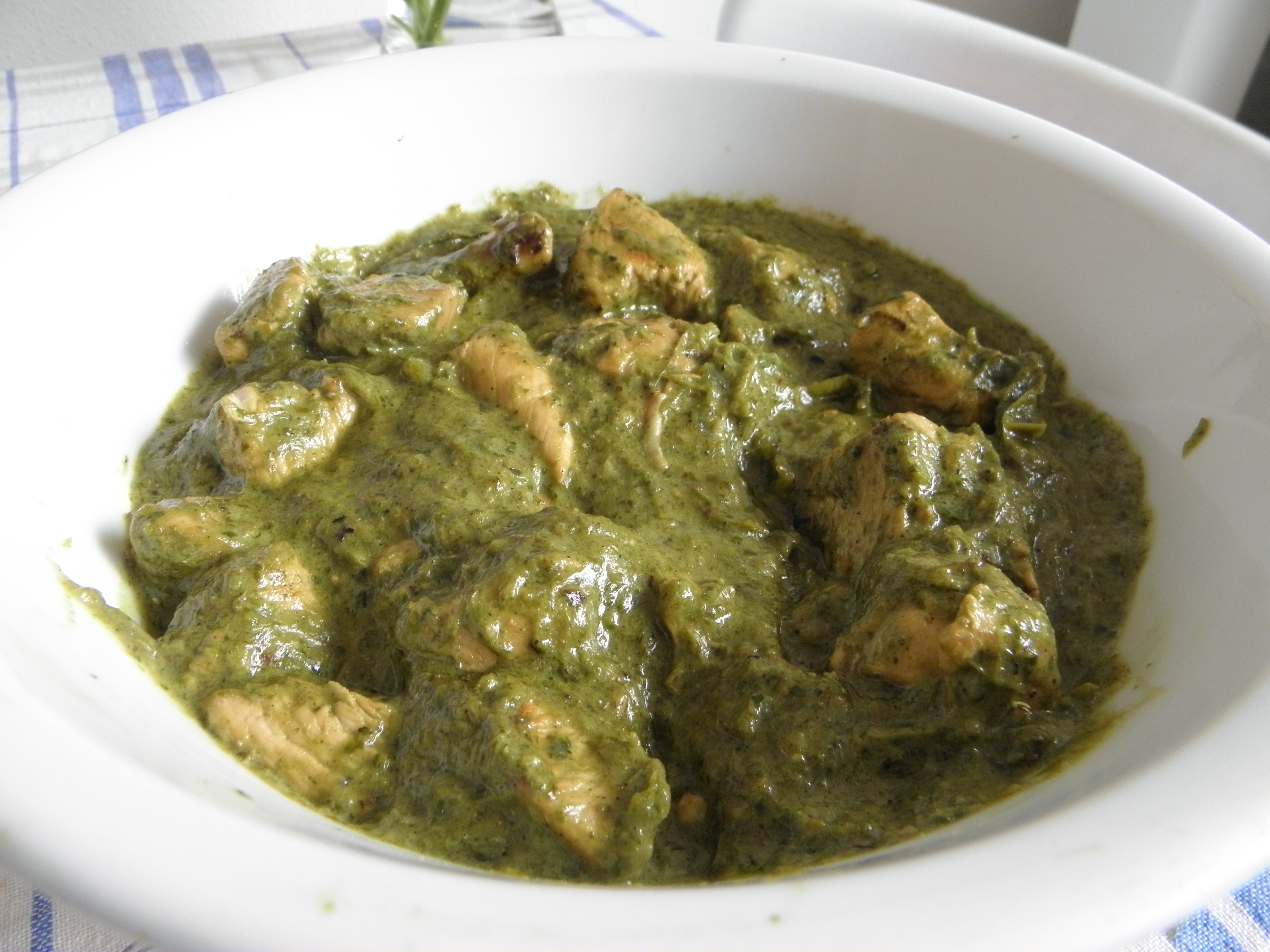 Green chicken curry is ready to be served